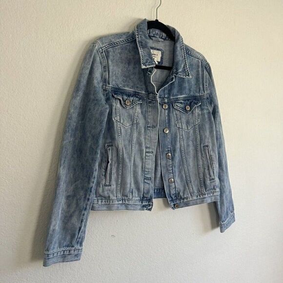 Forever 21 Women’s Faded Distressed Button Up Cotton Denim Jacket Size Medium - Picture 2 of 11
